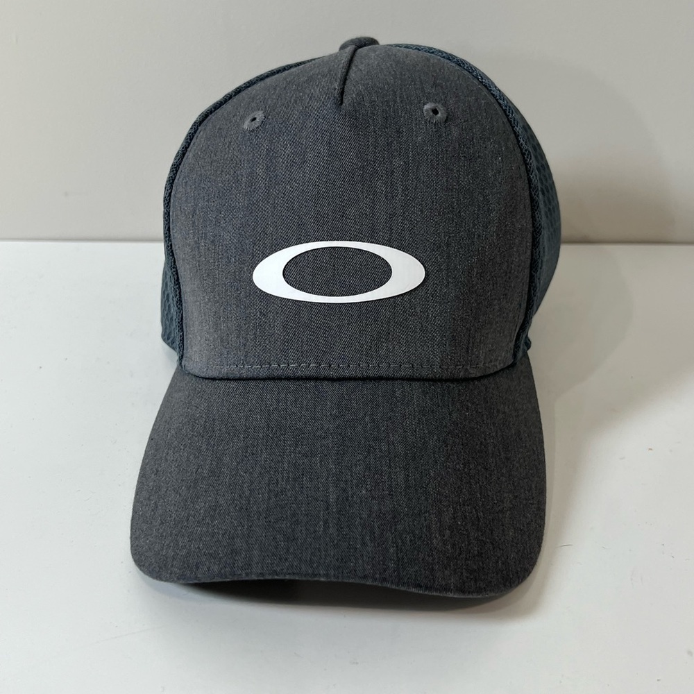 Oakley Carbon Gray Performance Fit Hat Cap Front Logo Clean